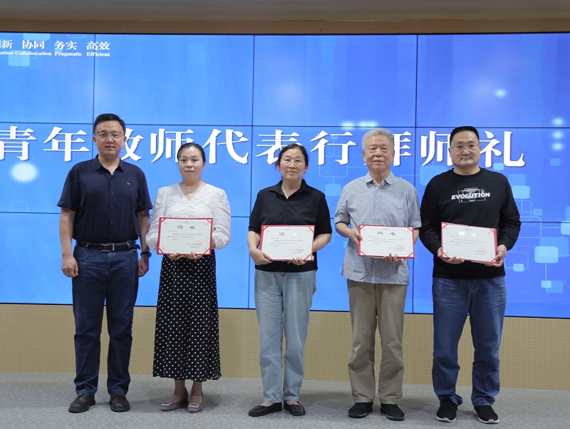 ylzzcom永利总站线路检测党总支书记、执行院长褚颜魁为校内导师代表颁发聘书.JPG