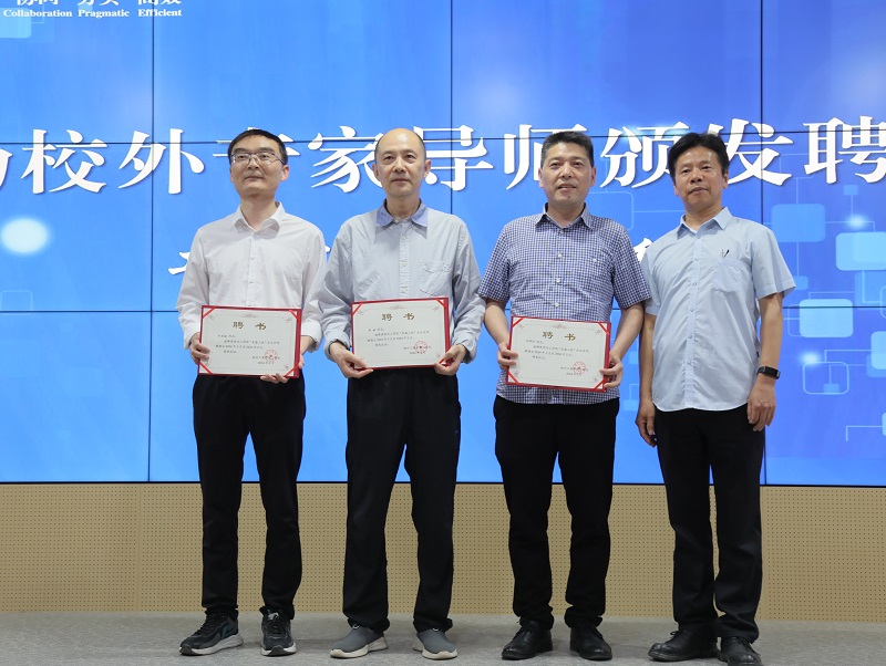 ylzzcom永利总站线路检测院长隋继学为校外专家颁发聘书.JPG